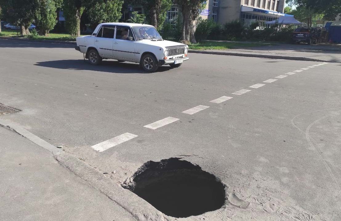 Вісті з Полтави - На пішохідному переході вулиці Героїв-чорнобильців виникло провалля