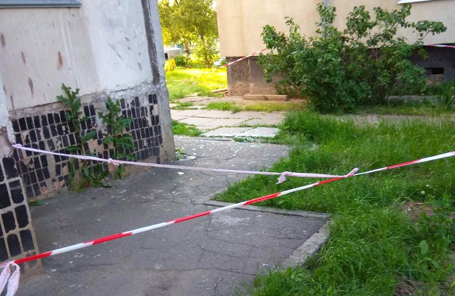 Вісті з Полтави - У Полтаві на прохання мешканців багатоповерхівки рятувальники демонтували розбитий склопрофіліт