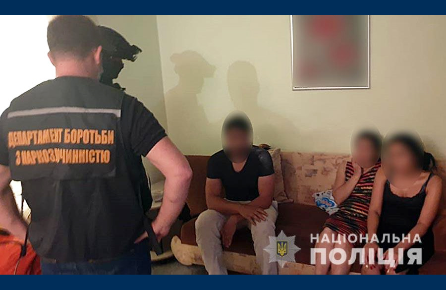Вісті з Полтави - У Кременчуці затримали двох жінок та чоловіка, які виготовляли та торговали наркотики