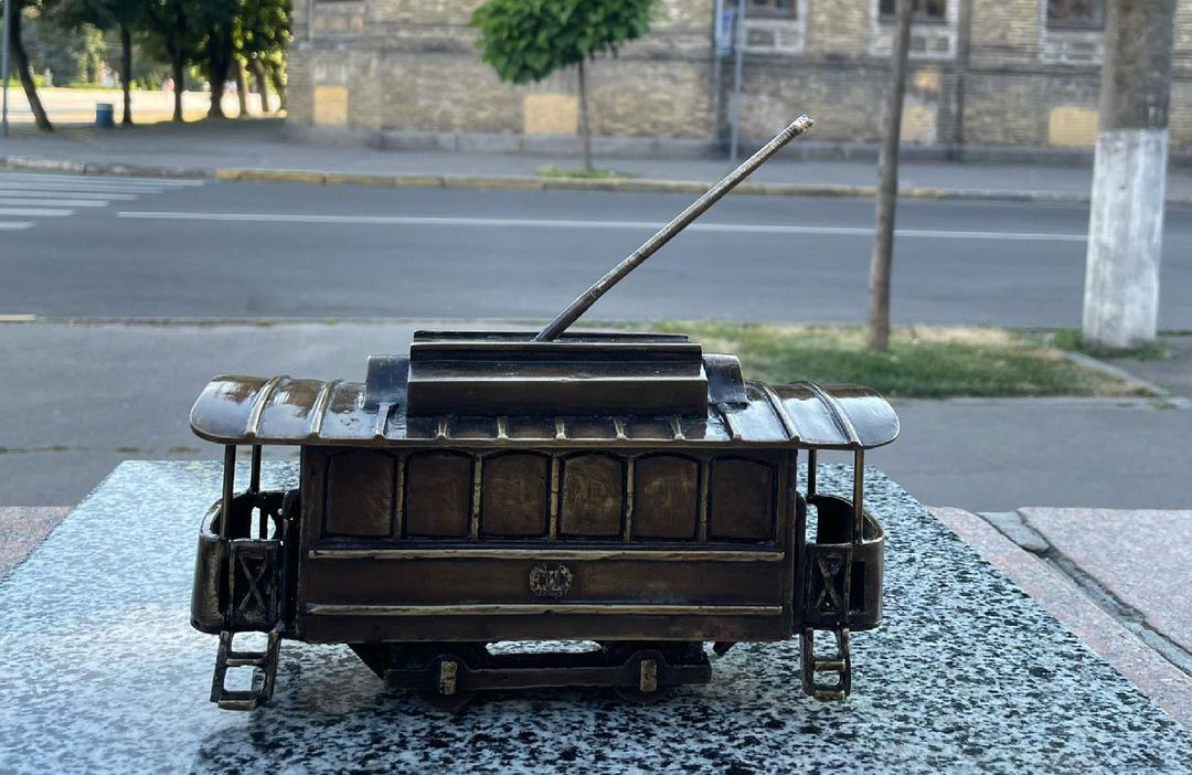 Вісті з Полтави - У Кременчуці вандали пошкодили нову міні-скульптуру трамвая — поліція поки не отримувала заяв