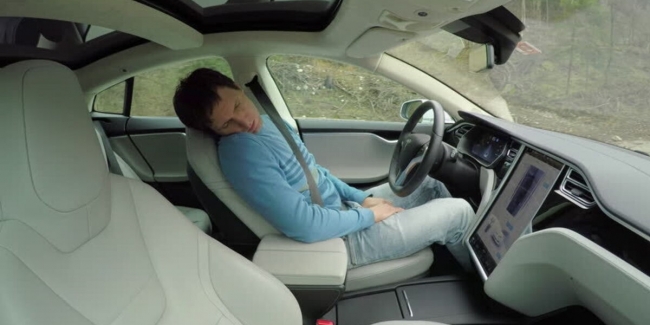 Режим сна нарушать нельзя: Tesla на шоссе со спящим водителем за рулем (видео)