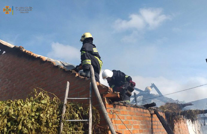 Вісті з Полтави - У Котельві рятувальники понад 3 години тушили пожежу в сіннику