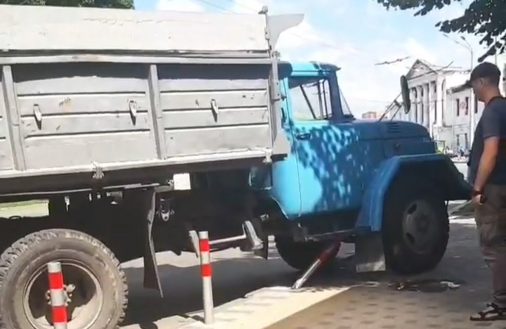 Вісті з Полтави - У центрі Полтави робітники на вантажівці виїхали на тротуар та збили болард